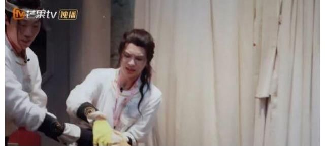 成员们|《密室大逃脱》邓伦怂到卖萌，黄明昊抓鸡有阴影，解密游戏太刺激