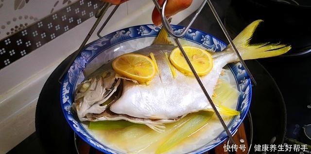 清蒸鱼|不管蒸啥鱼,别用料酒和醋去腥,教你一招,鱼肉香嫩,鲜美不腥气
