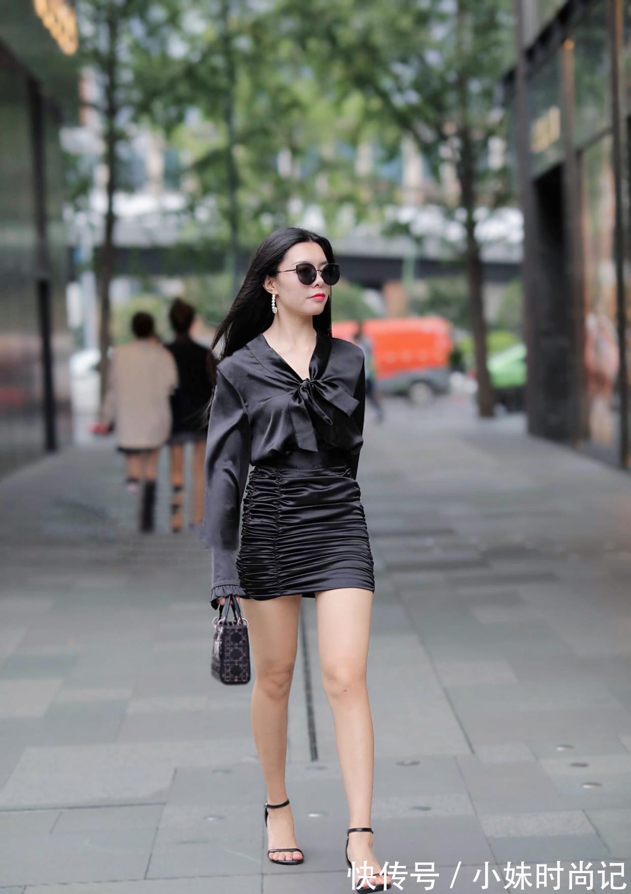 长袖衫 时尚穿搭:黑色长袖衫+黑色短裙+凉鞋