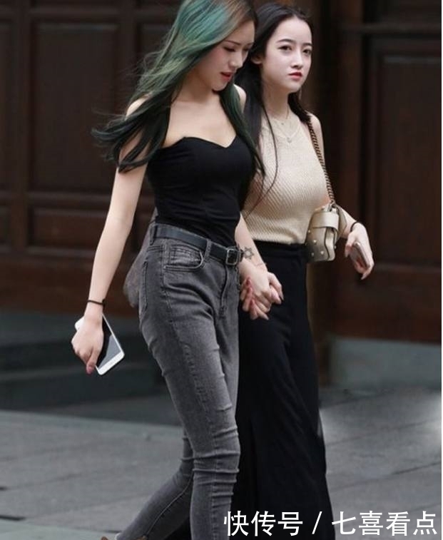 街拍清爽飘逸灵动的小姐姐,随意装扮热辣性感