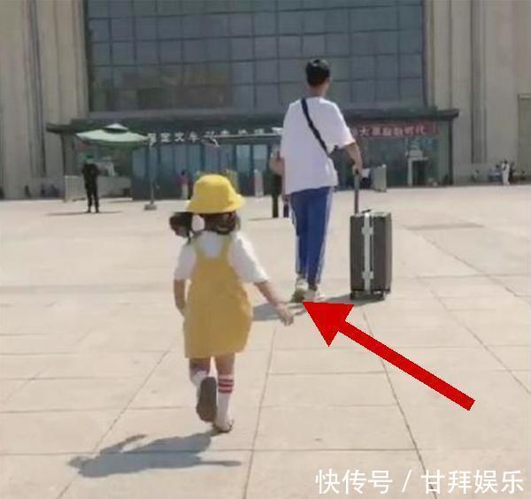 哥哥|相差15岁的妹妹送哥哥去上学,看到画面路人直呼暖心