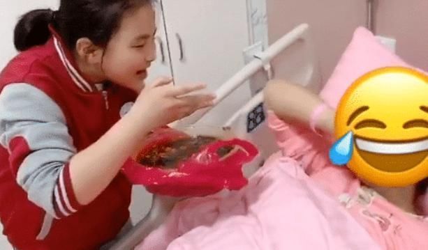 大宝|宝妈生完弟弟,女儿端一盆大龙虾前来诱惑,鉴定完毕,绝对亲生的