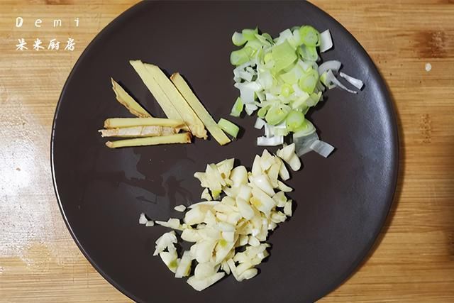 胡萝卜|鱼香肉丝的家常做法,鱼香汁记住比例43211,咸鲜酸甜刚刚好