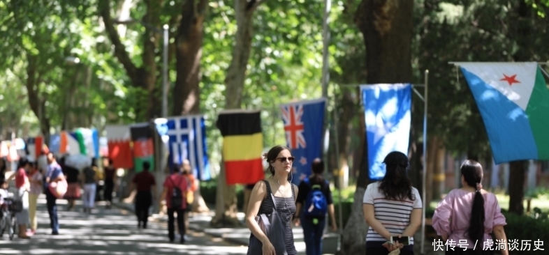 中国唯一一所大学，号称“小联合国”，开学的时候各国美女如云