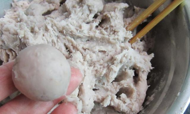 麻辣鲜|餐馆里好吃的芋头丸子怎么做？老板透露秘诀：金黄酥脆炸很重要