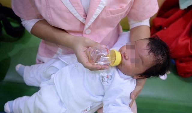 妈妈|“妹妹流血啦,妈妈快来”,面对意外,哥哥的反应让医生竖起拇指