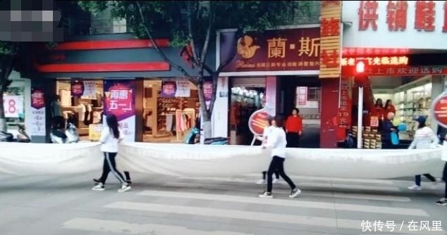 婚礼当天新娘穿99米婚纱裙,惊艳亮相街头,网友:嫁给了爱情!