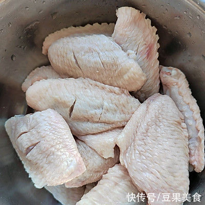 蜂蜜烤鸡翅的家常做法，简单快捷又好吃
