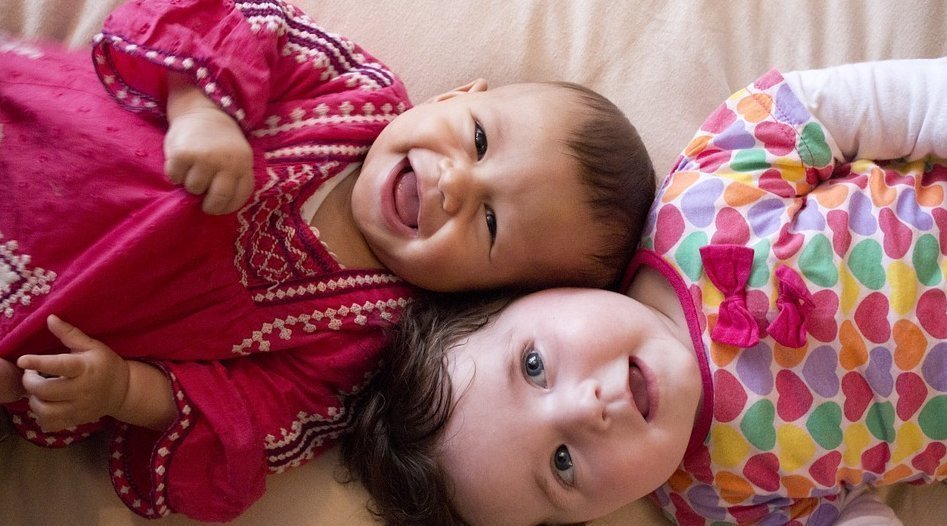 张姐|夫妻离婚，双胞胎女儿一人得一个，半年后再见面，宝妈表情凝固