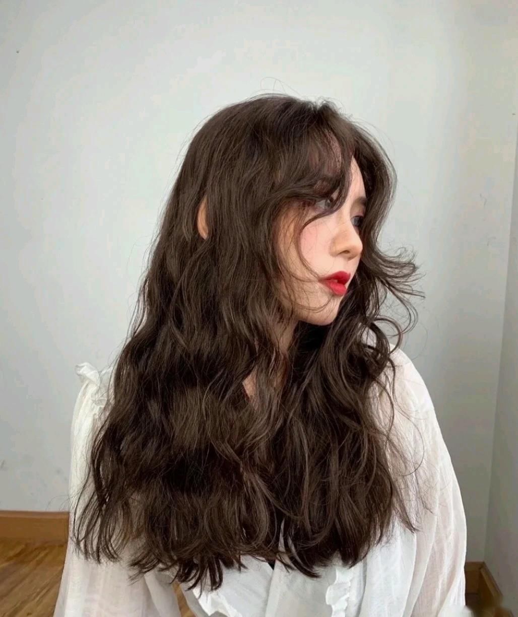 波浪卷已经不流行了,现在流行法式卷,甜美感十足还减龄