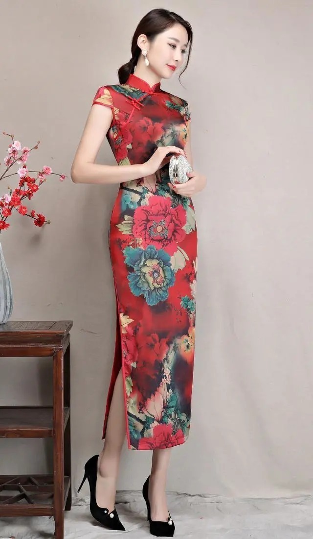 裙衩 这么饱满的身材穿长款旗袍裙还能显得低调吗?