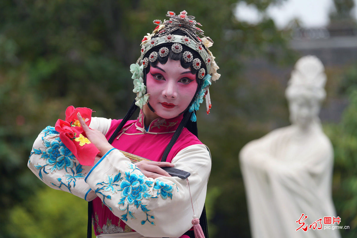 泰州@江苏泰州民众在梅兰芳纪念馆表演京剧