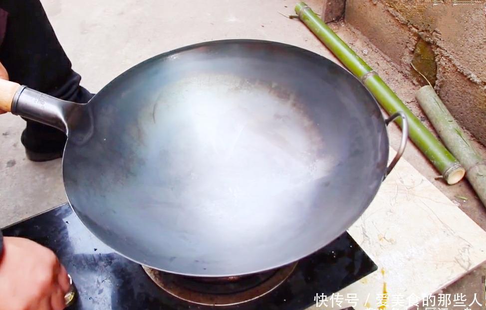  新铁锅千万别直接用火烧，教你正确开锅方法，铁锅不粘也不生锈