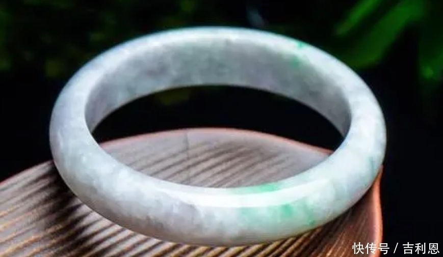 手镯|女性长期佩戴“玉手镯”,可能会有4个变化,看完你还喜欢戴吗?