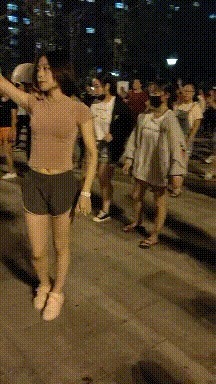 小姐姐 小姑娘这是专门给你量身定做的旗袍吧,看起来果然合适,哈哈!