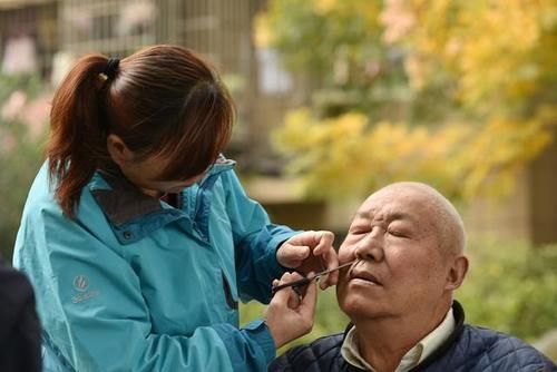 毛发|“鼻毛变白”是衰老前兆吗?其实还有其他可能,男性朋友多注意