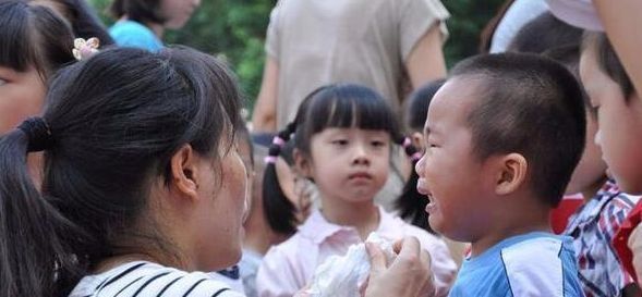 同学|孩子被同学推倒摔伤,爸爸群里说了这段话,家长纷纷说他情商高