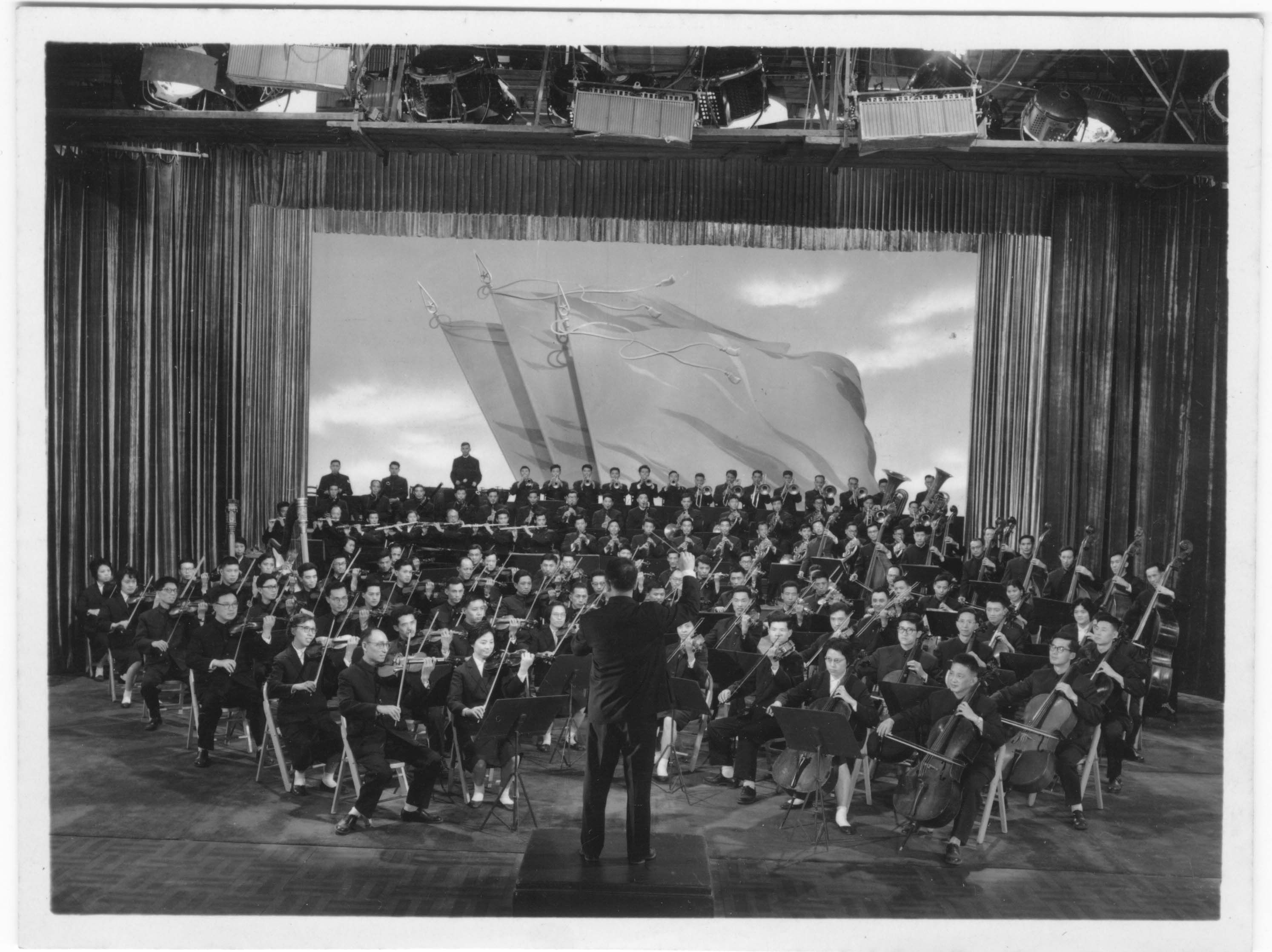 上海交响乐团|“斜杠艺术家”郑德仁迎百岁生日：演奏、教学、创作、玩爵士、指挥皆开花