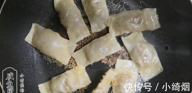 大锅|馄饨皮换个吃法,金黄酥脆,鲜美入味,小伙自己吃两大锅