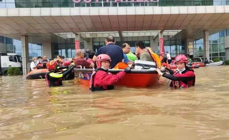 疏散|郑州阜外医院雨水齐腰深，江苏消防疏散群众700余人