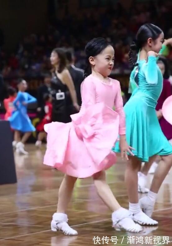 生活环境|表情最“凶”的拉丁舞萌宝火了,舍我其谁的气场,就问你怕不怕