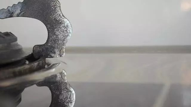 妙用|用完的牙膏管别扔掉，放在厨房一年能省不少钱，邻居见了纷纷学