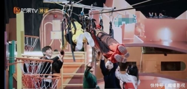 节目组 《密逃3》越来越高能,这期把邓伦和杨幂吓得蹲在地上不敢动