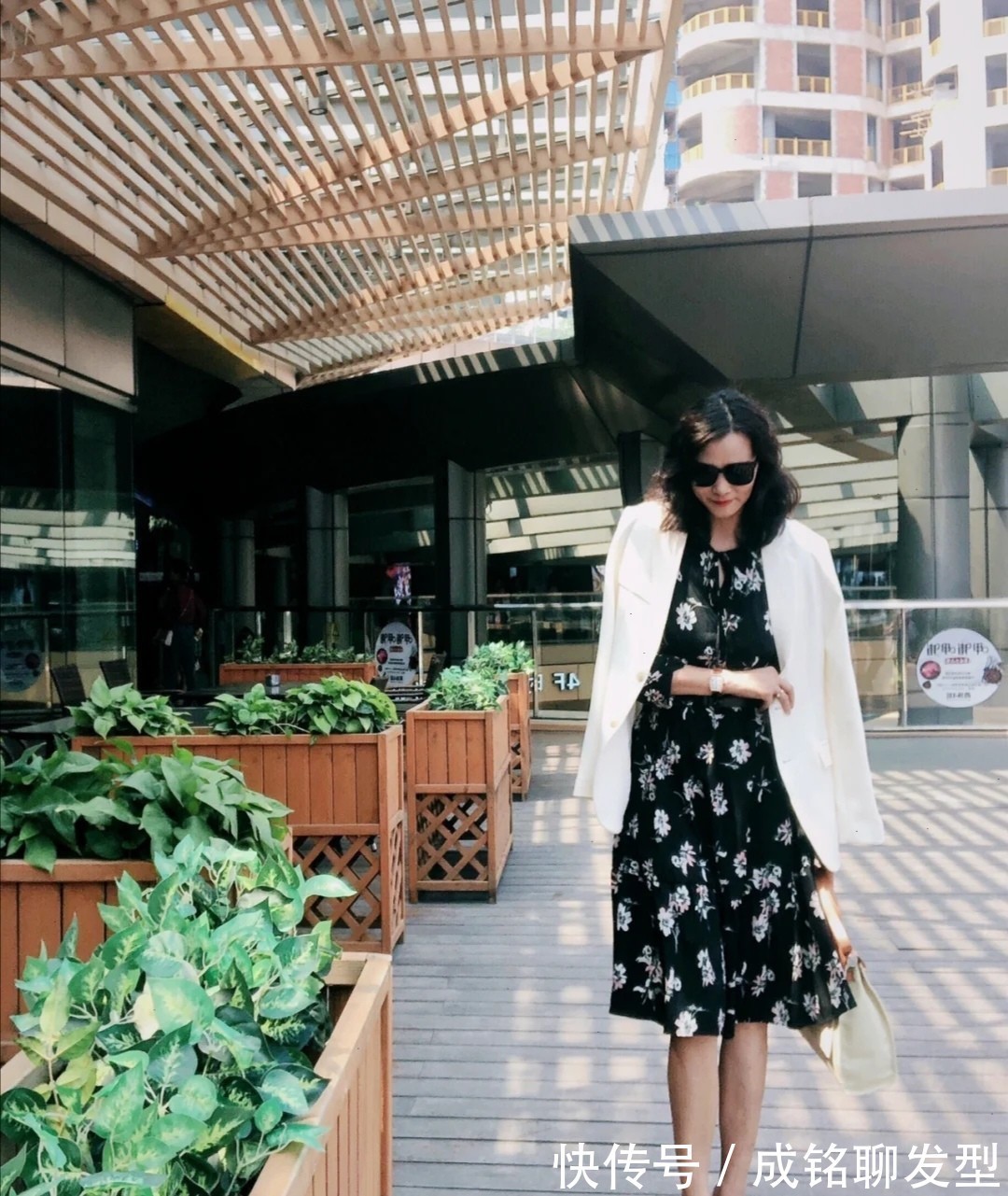 阔腿裤|适合50岁女人的秋季减龄打扮，优雅时尚又大气，美得高级更有品位