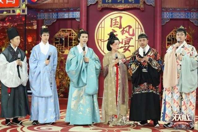 “唐宫小姐姐”《天天向上》“新国风”盛宴综艺首秀 哈妮克孜于朦胧国风造型超养眼