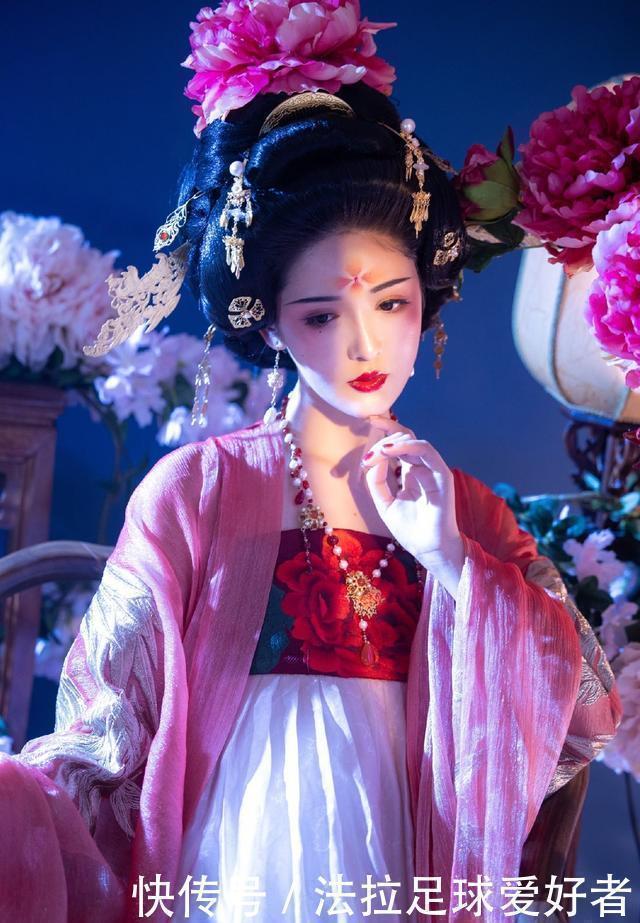 汉服!本以为明制汉服够美了,直到看见“贵妃风”,才知道何为雍容华贵