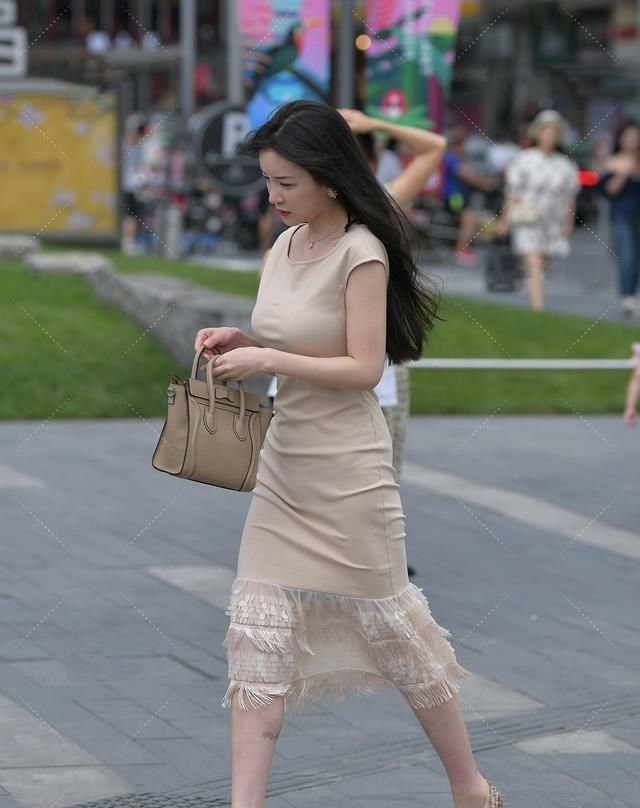 小姐姐 五官精致的小姐姐,杏色的修身连衣裙,知性优雅