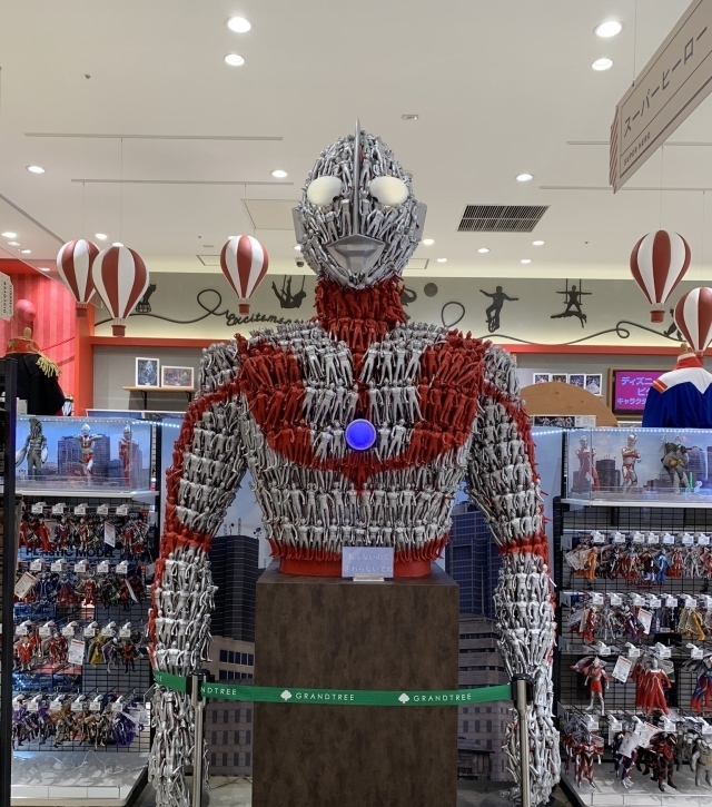 半身|店家展示创意「半身奥特曼玩具塔」!网友想法让人啼笑皆非