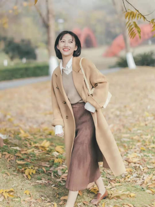 别说小个子穿半身裙不好看，常见的3个搭配法学会了，照样时尚