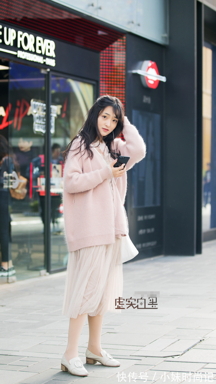 蓝白条纹阔腿裤|街拍,白衬衫搭配蓝白条纹阔腿裤,休闲又有范!