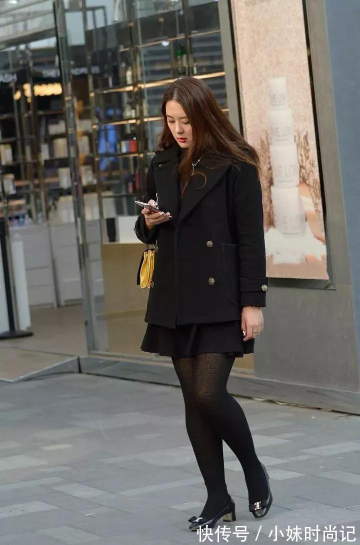 街拍 街拍:穿黑裙的女生从内到外散发出成熟女性的迷人气质