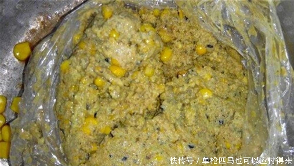 玉米粉|底层大鱼都喜欢“喝酒”，夏季钓大鱼，用这些酒香饵料，小鱼不沾