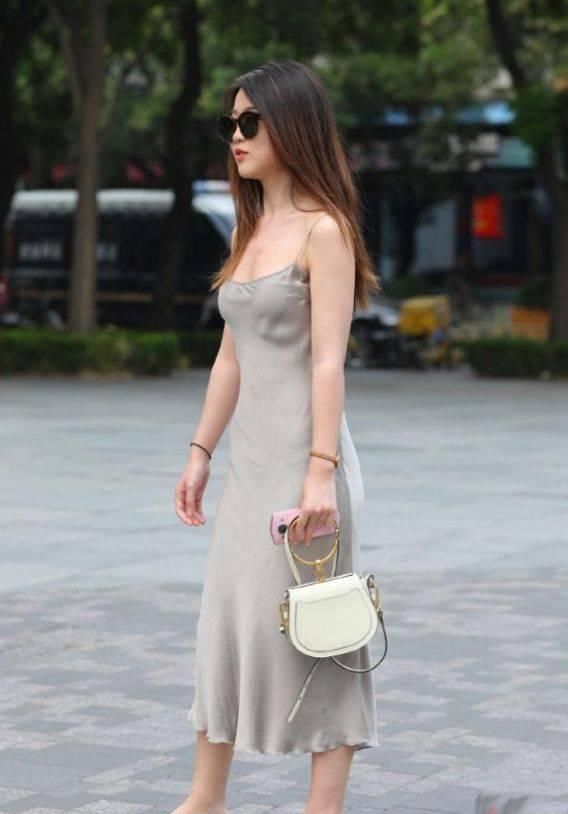 精彩|街拍美女时尚潮流的裙子,让小姐姐时刻保持精彩