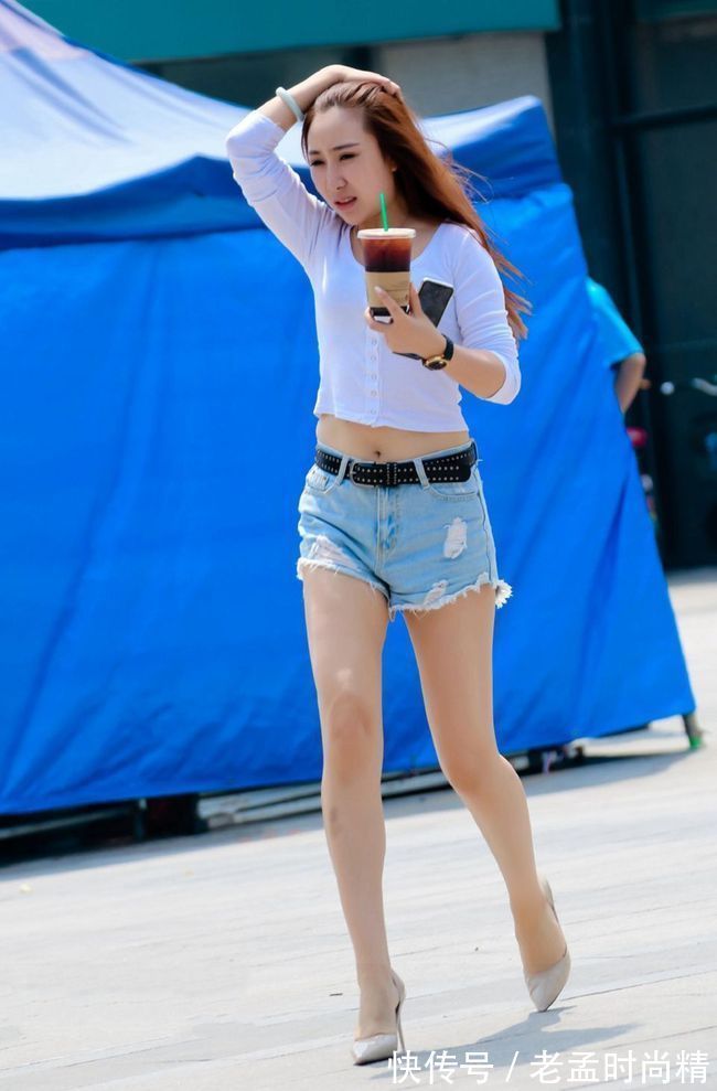 街拍:超短牛仔热裤搭配白色休闲T恤,小姐姐这算不算是大长腿呢