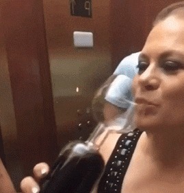 |搞笑GIF：都这时候了还看什么看 赶紧来救我啊，真装不下去了