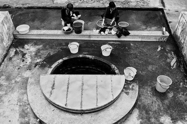 下水道又被油污堵住,别再用热水冲了,一个小妙招,让它顺畅无阻