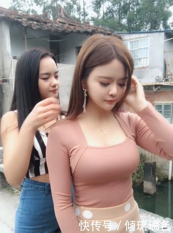 户外淡妆素雅的一对美女,打扮干净甜美