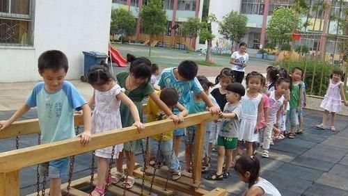 写字|女儿上幼儿园毛毯被偷，宝妈门口写字立牌，没有脏话却字字诛心