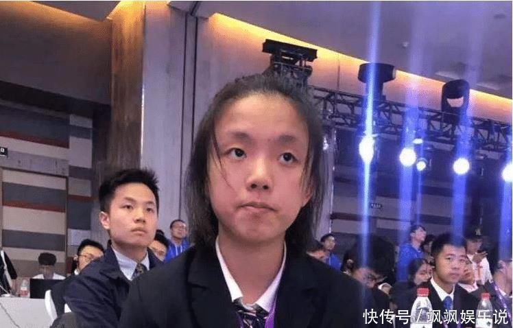 花痴|“花痴宝宝”目不转睛，向小哥哥“放电”，爸爸：这娃不是我的