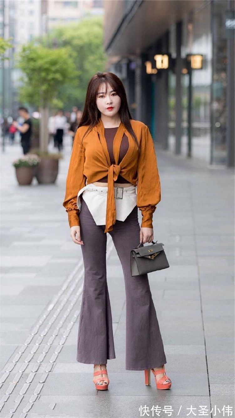 街拍 美女街拍:牛仔裤还加入了修身的剪裁,进而从都市街头中脱颖而出