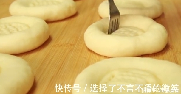 杯子|面粉不要蒸馒头了，做儿子爱吃的烤饼，杯子一压，比面包还好吃