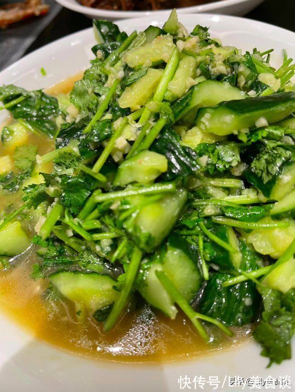 家常菜|岳云鵬曬家宴，美味又接地氣，引6萬人點贊，網(wǎng)友：竟然不吃餃子