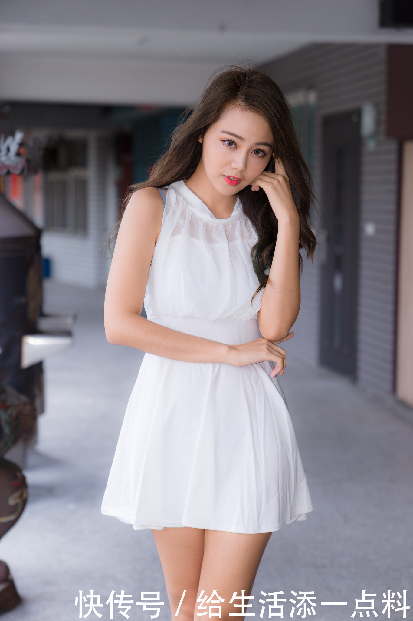 什么白色连衣裙好看 清新白色连衣裙让你轻松成为焦点