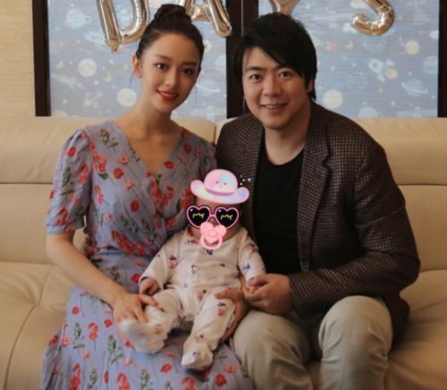 大胖脸|郎朗一家6口为孩子庆百天,宝宝“大胖脸”像爸爸,吉娜抱着儿子又瘦又美