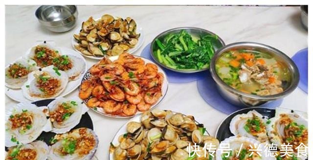 孩子满月爸妈来探望,我特意下厨做了一桌菜,他们都夸我嫁对了!