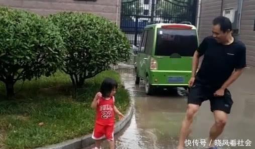 奶奶|“佩奇父女”跳泥坑火了，网友：奶奶已经扛着大刀在来的路上